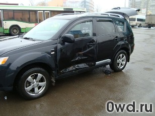 Битый автомобиль Mitsubishi Outlander