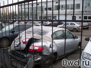 Битый автомобиль Renault Fluence