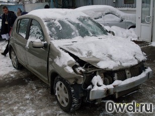 Битый автомобиль Renault Sandero