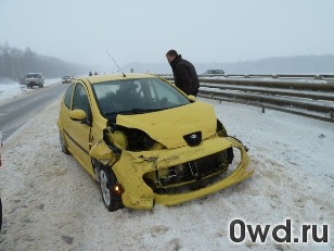 Битый автомобиль Peugeot 107