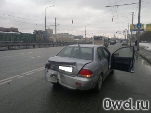 Битый автомобиль Mitsubishi Lancer