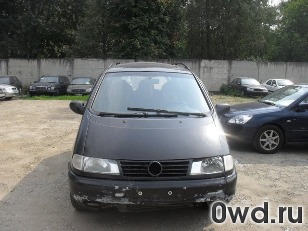 Битый автомобиль Volkswagen Sharan