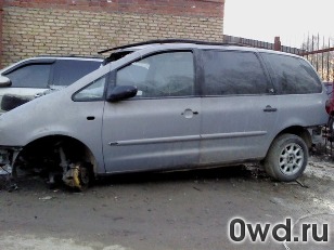 Битый автомобиль Ford Galaxy