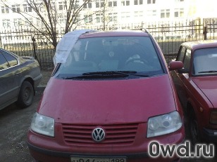 Битый автомобиль Volkswagen Sharan