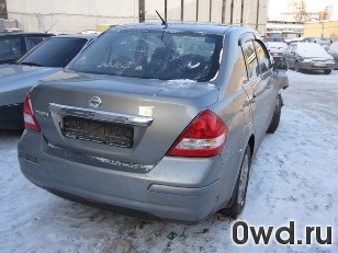 Битый автомобиль Nissan Tiida