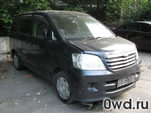 Битый автомобиль Toyota Noah