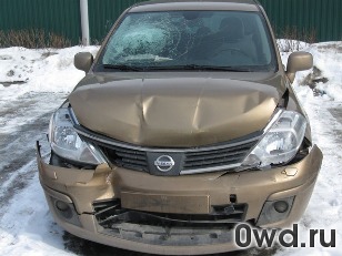 Битый автомобиль Nissan Tiida