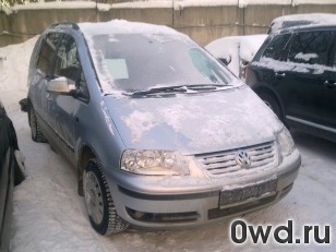 Битый автомобиль Volkswagen Sharan