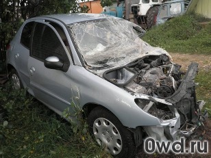 Битый автомобиль Peugeot 206