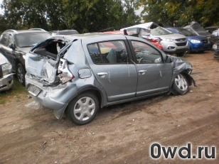 Битый автомобиль Renault Sandero