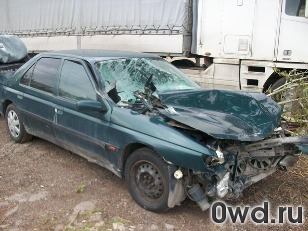 Битый автомобиль Peugeot 605