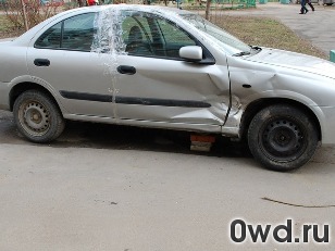 Битый автомобиль Nissan Almera