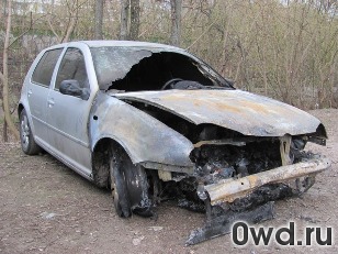 Битый автомобиль Volkswagen Golf