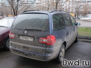 Битый автомобиль Volkswagen Sharan