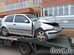 Битый автомобиль Volkswagen Golf