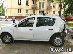 Битый автомобиль Renault Sandero