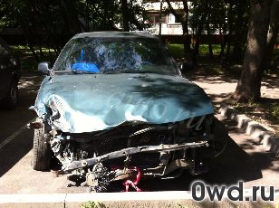 Битый автомобиль Toyota Corolla