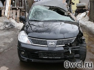 Битый автомобиль Nissan Tiida