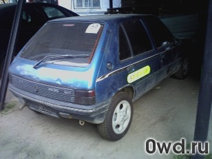 Битый автомобиль Peugeot 205