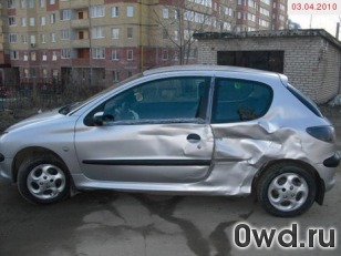 Битый автомобиль Peugeot 206