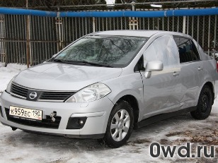 Битый автомобиль Nissan Tiida