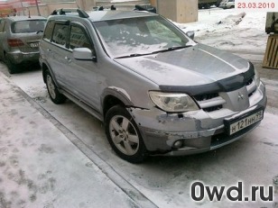 Битый автомобиль Mitsubishi Outlander