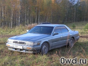 Битый автомобиль Nissan Laurel