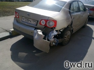 Битый автомобиль Volkswagen Jetta