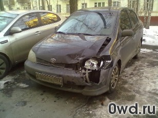 Битый автомобиль Toyota Echo