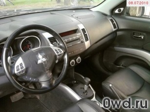Битый автомобиль Mitsubishi Outlander
