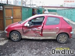 Битый автомобиль Peugeot 206