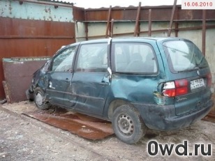 Битый автомобиль Volkswagen Sharan