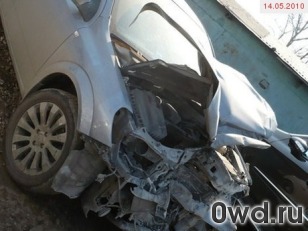 Битый автомобиль Opel Astra