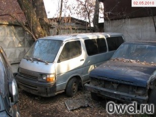 Битый автомобиль Toyota Hiace