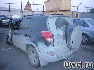 Битый автомобиль Toyota RAV4