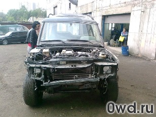 Битый автомобиль Land Rover Discovery