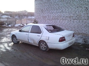 Битый автомобиль Nissan Bluebird