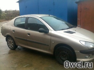 Битый автомобиль Peugeot 206