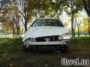 Битый автомобиль Nissan Bluebird