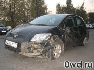 Битый автомобиль Toyota Auris