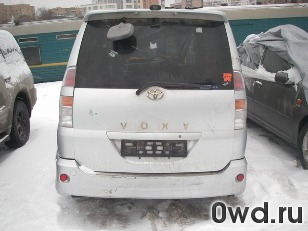 Битый автомобиль Toyota Voxy