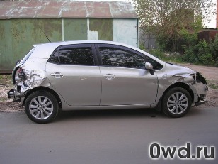 Битый автомобиль Toyota Auris