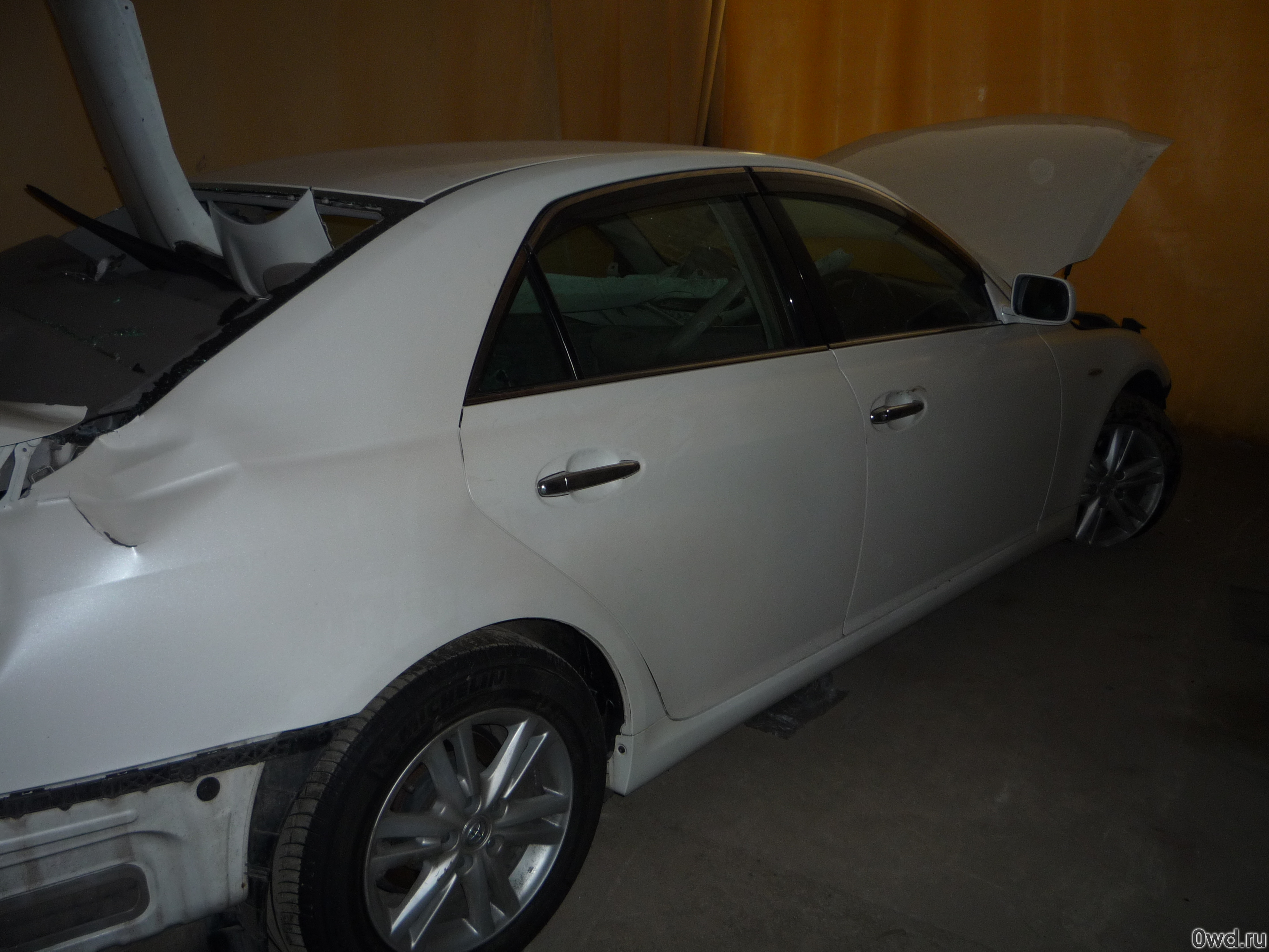 Битый автомобиль Toyota Mark X (2005) в Москве